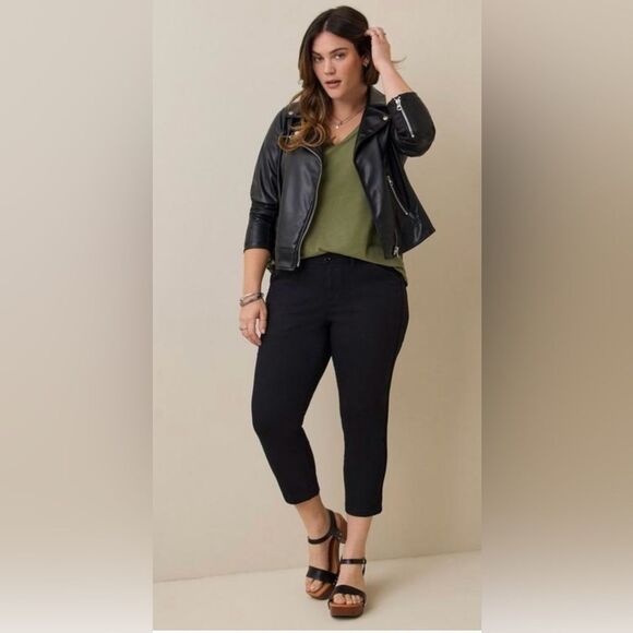 NWT Torrid Feel The Fit Black Twill Aviator Crop Pants, Plus Size 26 NEW - Picture 1 of 15